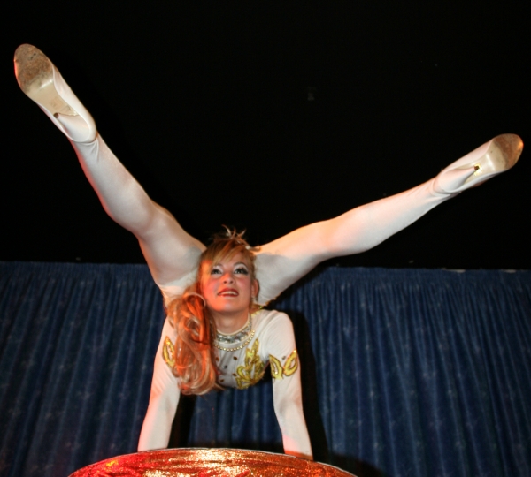 photo-picture-image-contortionist-stage-show-circus-act-con1